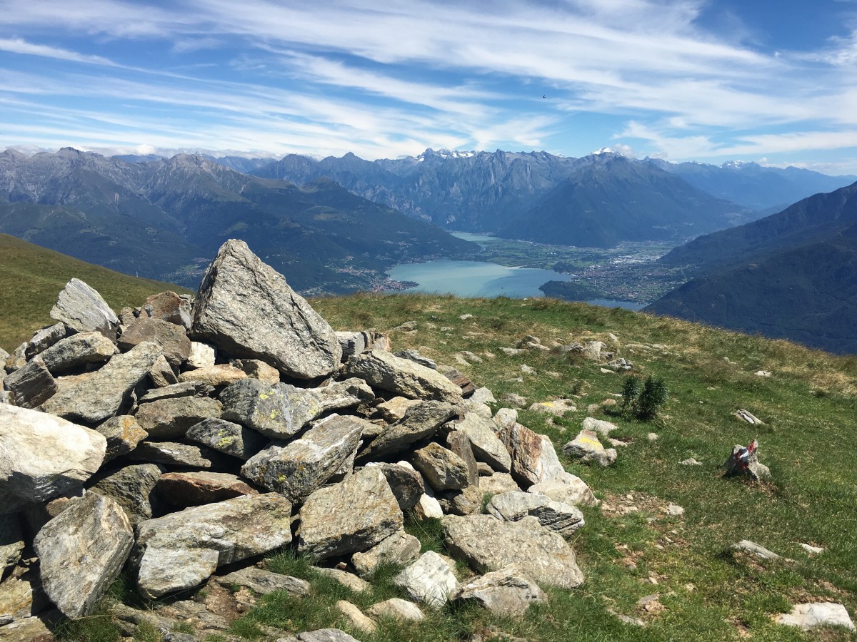 Rotsen Monte Bregagno met uitzicht op het Comomeer